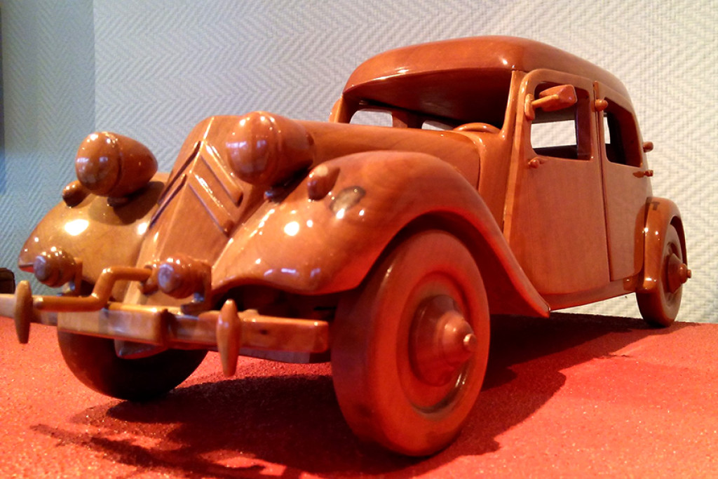 Maquette 2 CV En Bois Verni – Modèle Réduit Collectionneur – Voiture Française