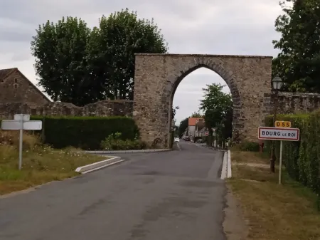 Porte fortifiée à l’entrée de Bourg-le-Roi