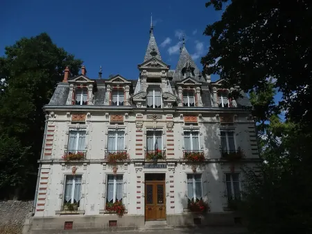 Façade de l’hôtel de ville du Grand-Lucé