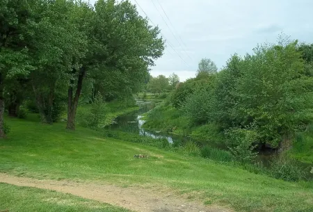 Le ruisseau de l’Auneau dans le bourg de Changé