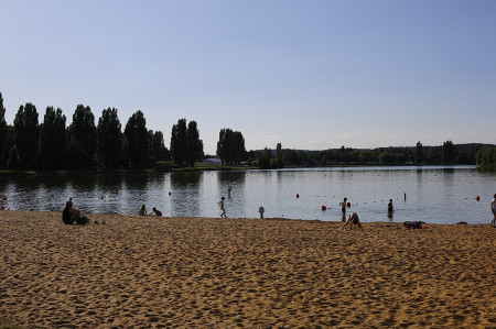 Le plan d’eau et la plage de Tuffé