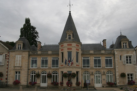 La mairie de Savigné-l’Évêque dans l’ancien château du Rocher