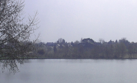 Le plan d’eau de La Bazoge et le bourg en arrière-plan
