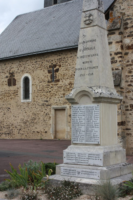 Le monument aux morts devant l’église Saint-Gilles à Arnage