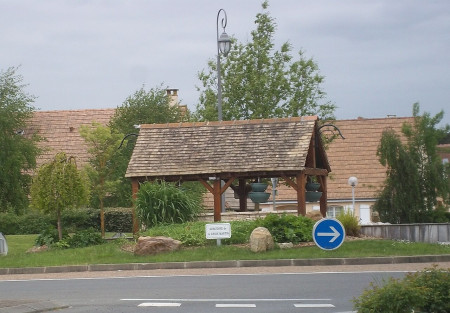 Un rond-point de Ruaudin sur la route du Mans