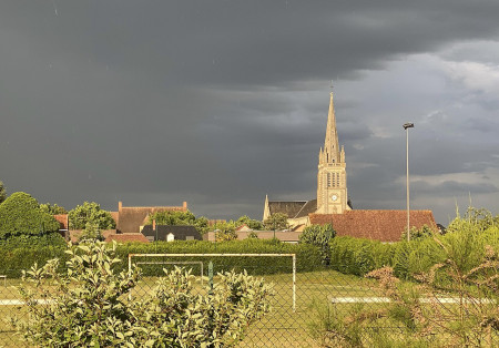 L’église de Laigné-en-Belin vue depuis la médiathèque