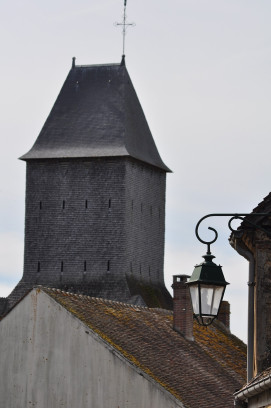Le clocher de l’église Saint-Pierre d’Avezé