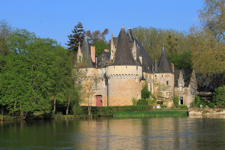 Château de Bazouges, au bord du Loir