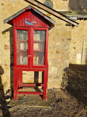La boîte à livres place Saint-Gilles à Chemiré-en-Charnie