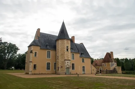 Façade principale du château de Dehault