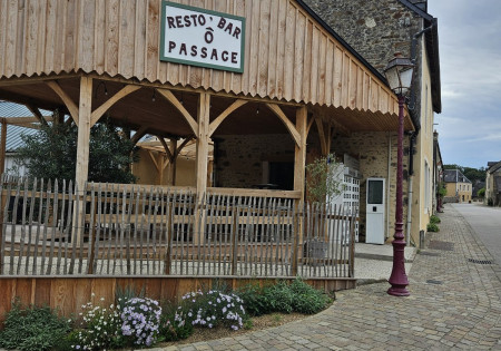 Restaurant Ô Passage - Saint-Léonard-des-Bois - façade 2024 — © Christelle BLANCHARD