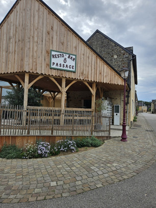 Restaurant Ô Passage - Saint-Léonard-des-Bois - façade 2024 — © Christelle BLANCHARD