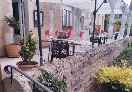 Terrasse-La-Place-Chevillé — M. Mme GONZALES - BOUIS