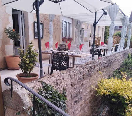 Terrasse-La-Place-Chevillé — M. Mme GONZALES - BOUIS
