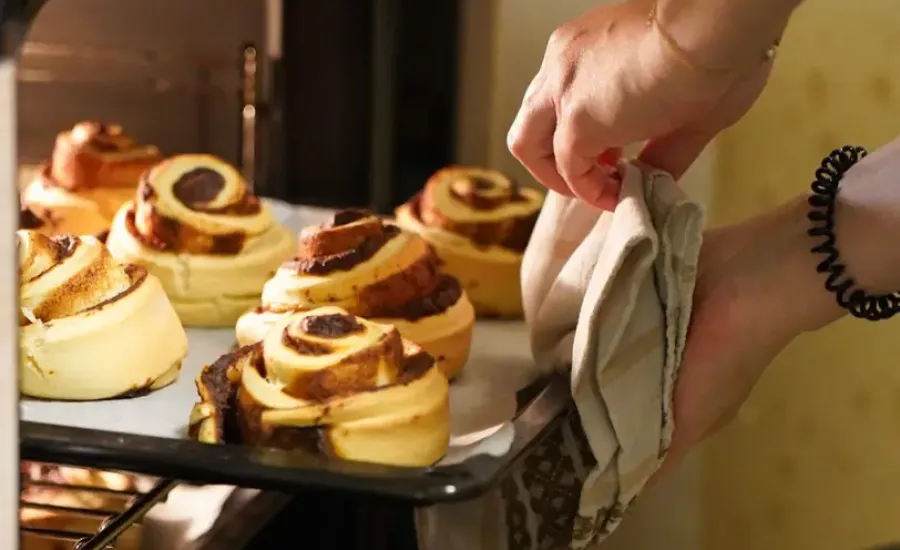 Sortie de four des cinnamon roll — canopee