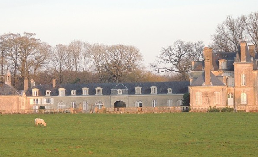 château de Coulans — Photo : Grefeuille — CC BY-SA 4.0 — https://commons.wikimedia.org/wiki/File:Coulansurgeechato.JPG