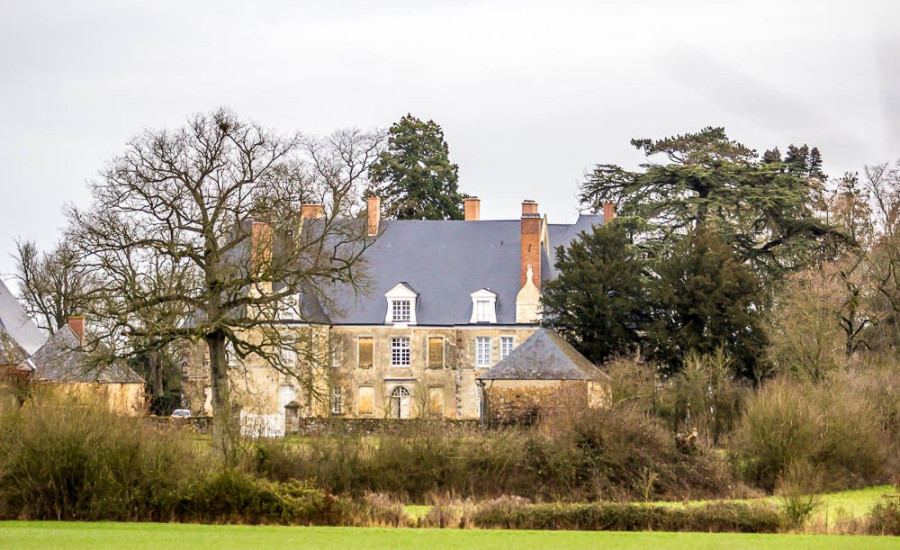 château de Martigné — Photo : La photo de Jojo — CC BY-SA 4.0 — https://commons.wikimedia.org/wiki/File:Ch%C3%A2teau_de_Martign%C3%A9_-_Av%C3%A9ss%C3%A9.jpg