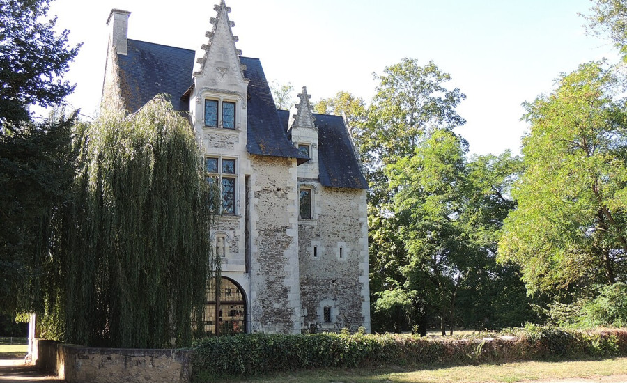 château de Créans — Photo : HubertduMaine — CC BY-SA 3.0 — https://commons.wikimedia.org/wiki/File:Ch%C3%A2teau_Cr%C3%A9ans.JPG