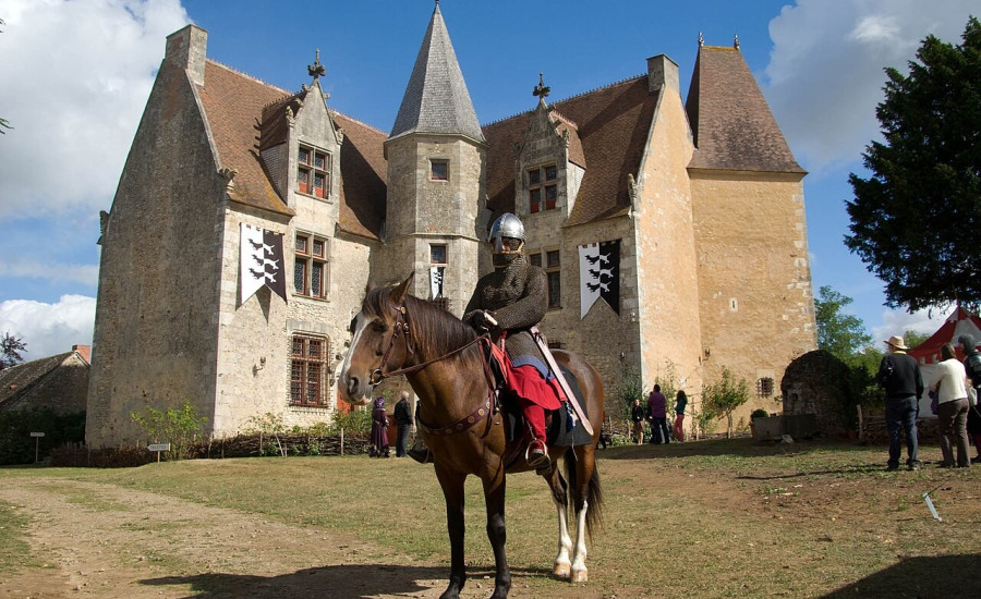 logis de Moullins — Photo : J-Dutour — CC BY-SA 3.0 — https://commons.wikimedia.org/wiki/File:Moullins_chevalier_01.jpg