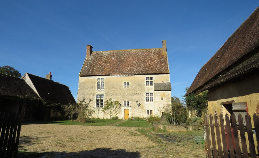 manoir de la Cour — Photo : Yodaspirine — CC BY-SA 4.0 — https://commons.wikimedia.org/wiki/File:Coudrecieux_-_Manoir_de_la_Cour.jpg