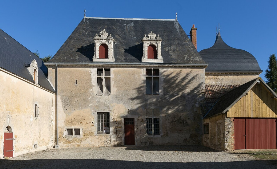 manoir de Verdigné — Photo : Pymouss — CC BY-SA 4.0 — https://commons.wikimedia.org/wiki/File:Avesnes-en-Saosnois_-_manoir_de_Verdign%C3%A9_20180930-01.jpg