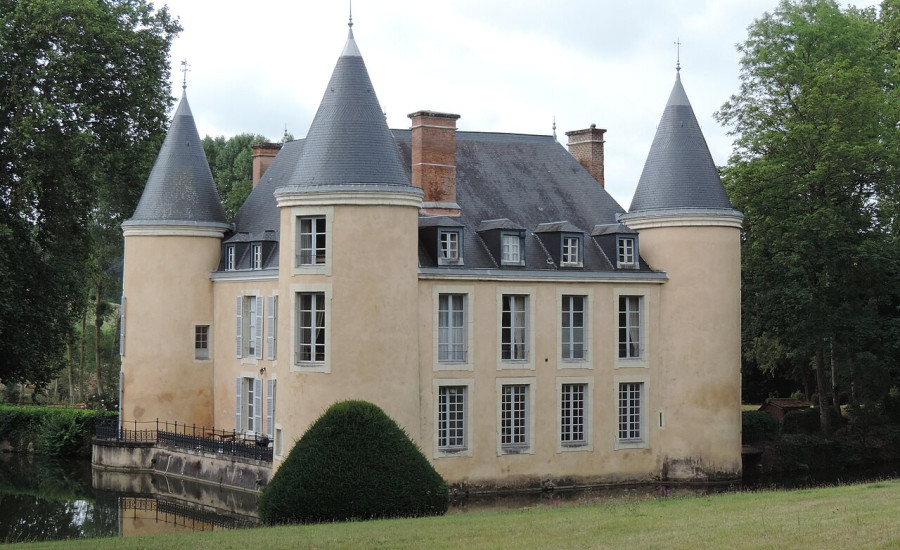 château du Paty — Photo : Venus 744 — CC BY-SA 4.0 — https://commons.wikimedia.org/wiki/File:Ch%C3%A2teau_du_Paty_%C3%A0_Chenu.jpg