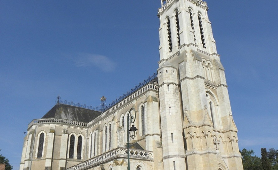 basilique Notre-Dame du Chêne — Photo : GO69 — CC BY-SA 3.0 — https://commons.wikimedia.org/wiki/File:Vion_(72)_La_Chapelle_du_Ch%C3%AAne_Basilique_1.JPG