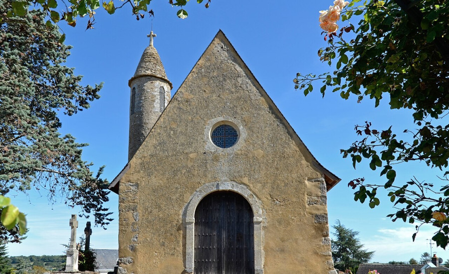 chapelle Notre-Dame-de-Pitié de Parigné-l'Évêque — Photo : Selbymay — CC BY-SA 3.0 — https://commons.wikimedia.org/wiki/File:Parigne_-_Cimetiere_02.jpg