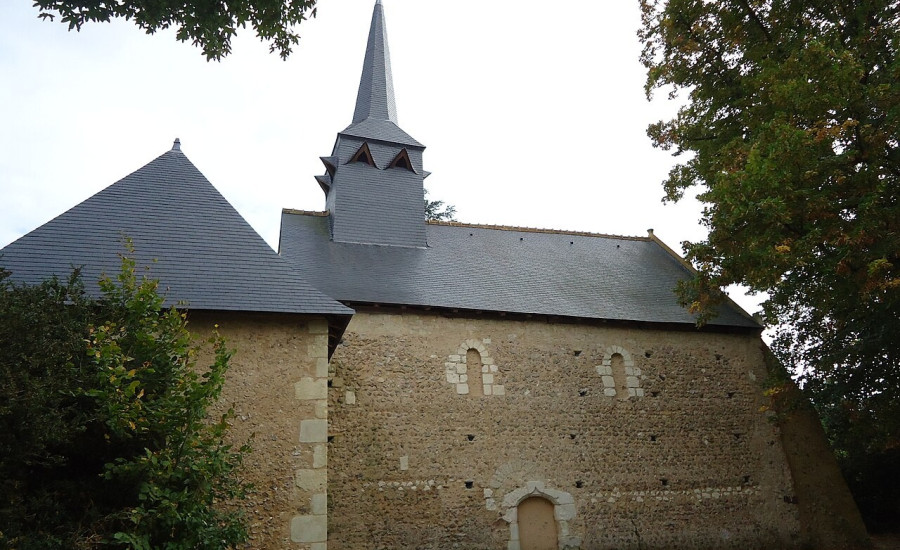 chapelle Sainte-Cécile de Flée — Photo : Gregofhuest — CC BY-SA 3.0 — https://commons.wikimedia.org/wiki/File:Fl%C3%A9e_-_Chapelle_Sainte-C%C3%A9cile,_XIe_ou_XIIe,_XIVe_%26_XIXe_(MH).JPG