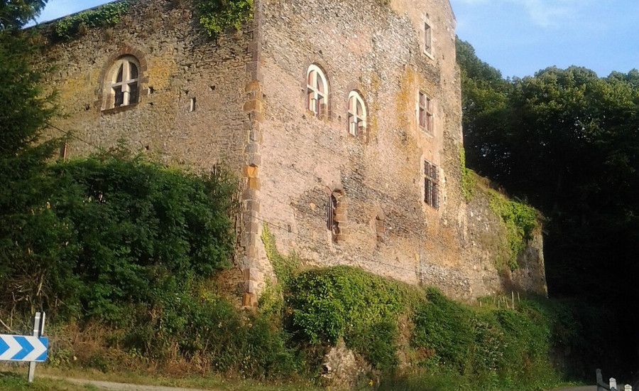 donjon de Courmenant — Photo : FCNantes72 — CC BY-SA 4.0 — https://commons.wikimedia.org/wiki/File:Courmenant.jpg