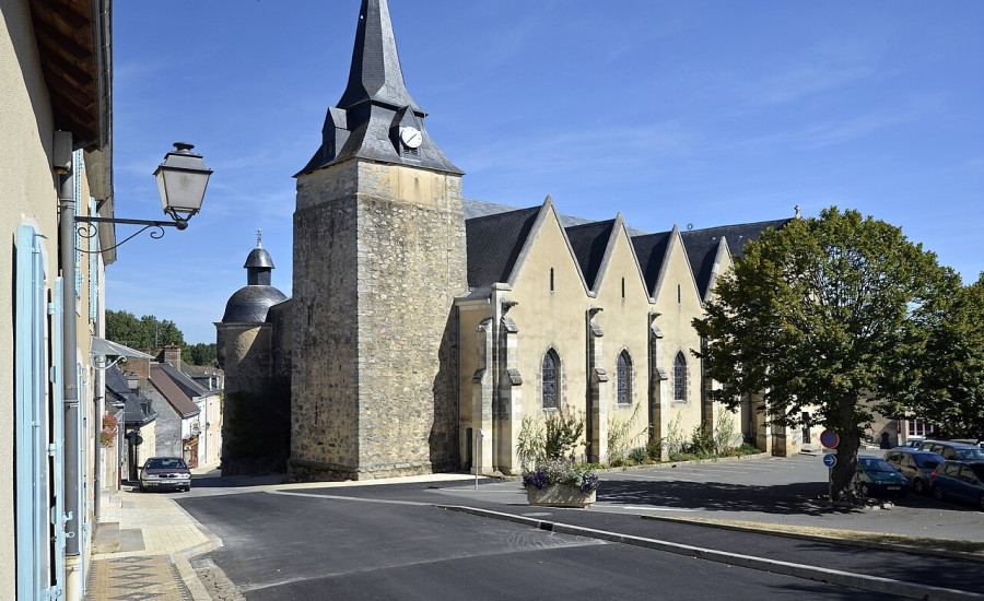 église Notre-Dame-de-l'Assomption de Parigné-l'Évêque — Photo : Selbymay — CC BY-SA 3.0 — https://commons.wikimedia.org/wiki/File:Parigne_-_Eglise_01.jpg