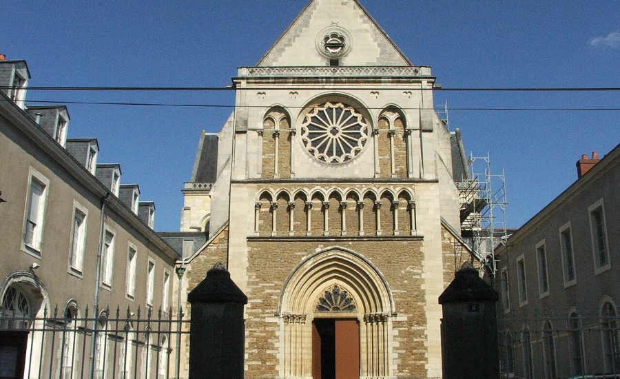 église Notre-Dame-de-Sainte-Croix — Photo : Le Mans — CC BY 3.0 — https://commons.wikimedia.org/wiki/File:Eglise_Saint-Croix.JPG