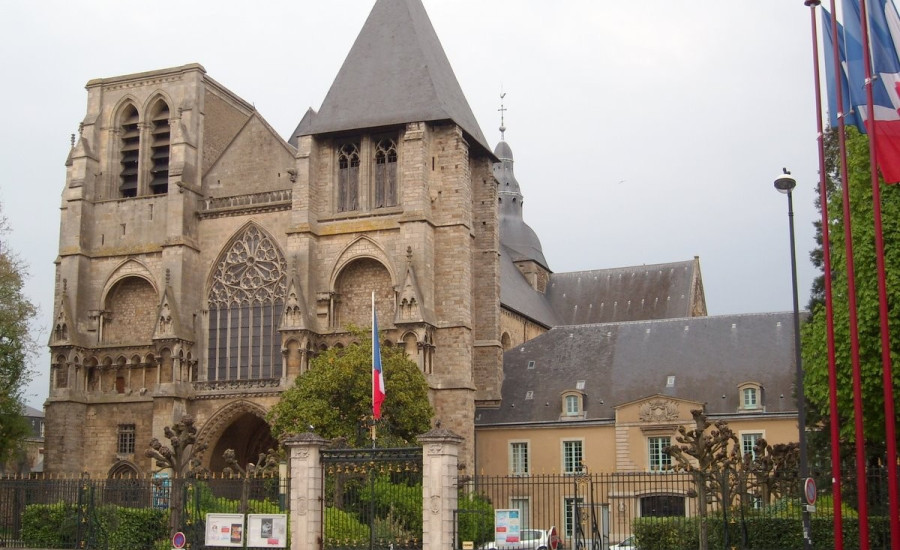 église Notre-Dame de la Couture — Photo : Benchaum — CC BY-SA 3.0 — https://commons.wikimedia.org/wiki/File:NotreDameDeLaCouturePr%C3%A9fecture.JPG