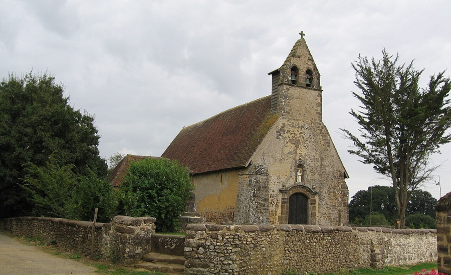 Notre-Dame-de-Champs — Photo : Grentidez — Public domain — https://commons.wikimedia.org/wiki/File:Saint-Jean-d%27Ass%C3%A9,_Chapelle_Notre-Dame_des_Champs.JPG