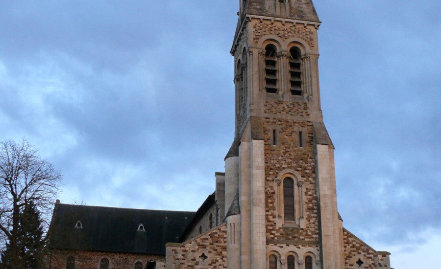 église Notre-Dame-du-Pré — Photo : © Peter Potrowl — CC BY 3.0 — https://commons.wikimedia.org/wiki/File:Le_Mans_-_%C3%89glise_Notre-Dame-du-Pr%C3%A9_-_1.jpg