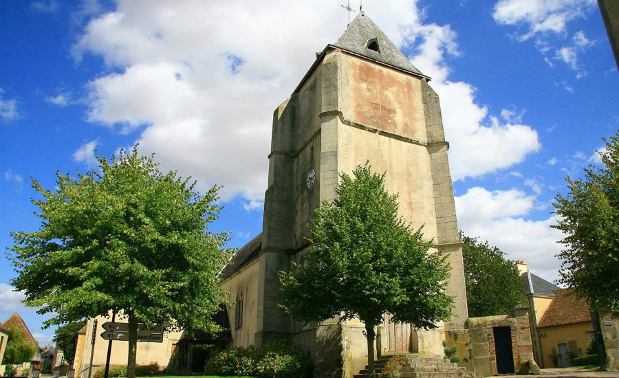 église Saint-Pierre de René — Photo : Christophe Bazile — CC BY-SA 3.0 — https://commons.wikimedia.org/wiki/File:%C3%89glise_Saint_Pierre_de_Ren%C3%A9.jpg