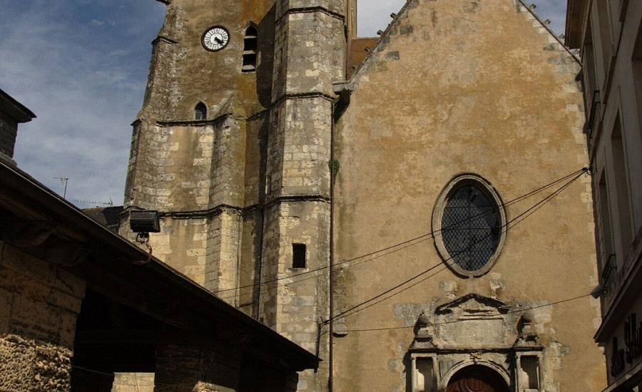 église Saint-Nicolas de Mamers — Photo : Pymouss — CC BY-SA 3.0 — https://commons.wikimedia.org/wiki/File:Mamers_-_%C3%89glise_Saint-Nicolas.JPG