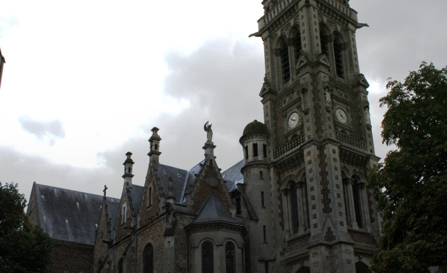 église Saint-Benoît du Mans — Photo : Crochet.david (talk) — CC BY-SA 3.0 — https://commons.wikimedia.org/wiki/File:Le_Mans-%C3%89glise_Saint-Benoit.png