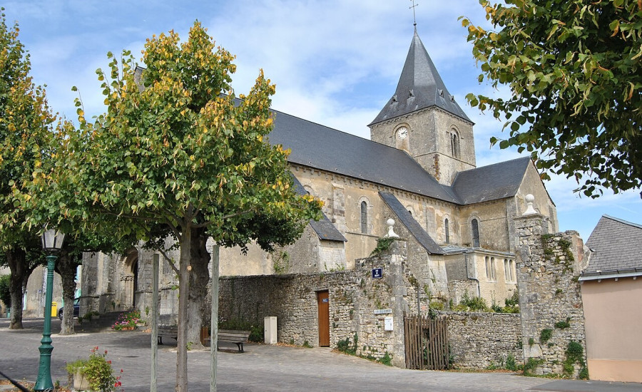 église Saint-Corneille-et-Saint-Cyprien de Tennie — Photo : Herve Vinsonneau — CC BY-SA 3.0 — https://commons.wikimedia.org/wiki/File:Eglise_de_Tennie.JPG