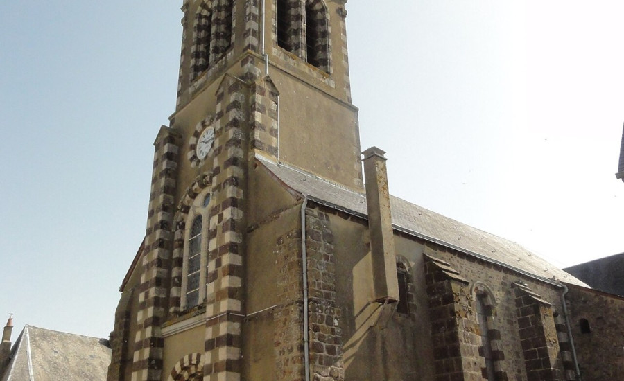 église Saint-Jean-Baptiste de Mont-Saint-Jean — Photo : Havang(nl) — CC0 — https://commons.wikimedia.org/wiki/File:Mont-Saint-Jean_(Sarthe)_%C3%A9glise_(02).jpg