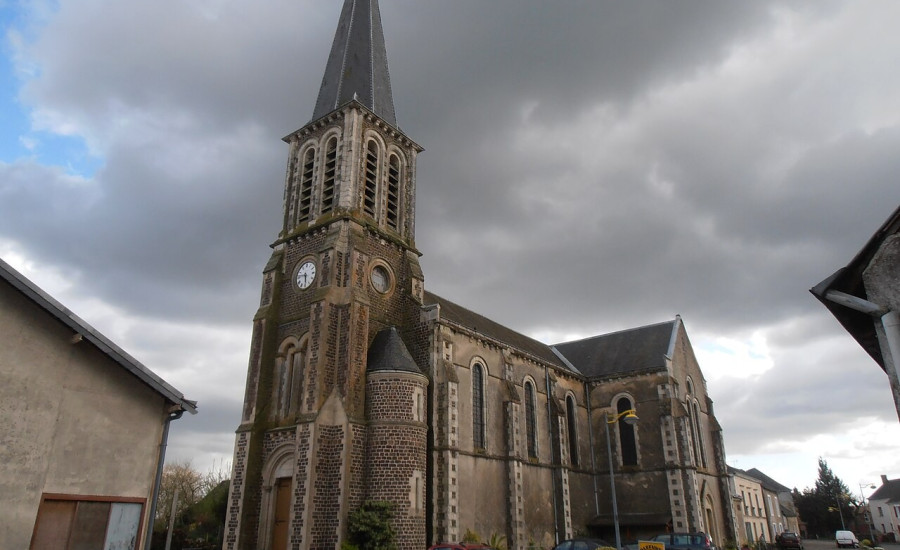 église Saint-Martin de Parennes — Photo : Labiloute — CC BY-SA 3.0 — https://commons.wikimedia.org/wiki/File:Church_of_Parennes_(3).JPG