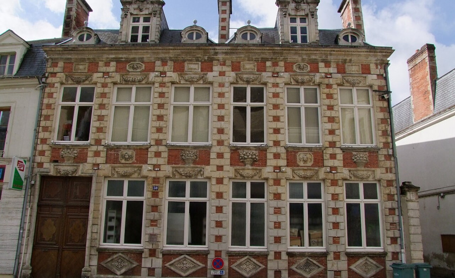 hôtel Courtin de Torsay — Photo : Jérémie CANTY — CC BY-SA 3.0 — https://commons.wikimedia.org/wiki/File:H%C3%B4tel_Courtin_de_Torsay_%C3%A0_la_Fert%C3%A9-Bernard.JPG