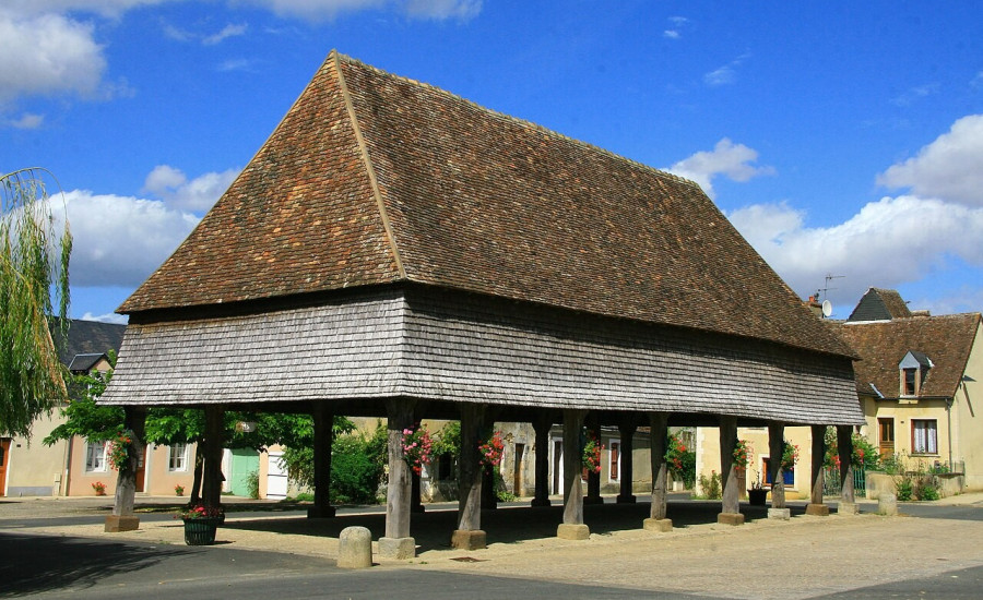 halles de René — Photo : Christophe Bazile — CC BY-SA 3.0 — https://commons.wikimedia.org/wiki/File:Halles_de_Ren%C3%A9.jpg