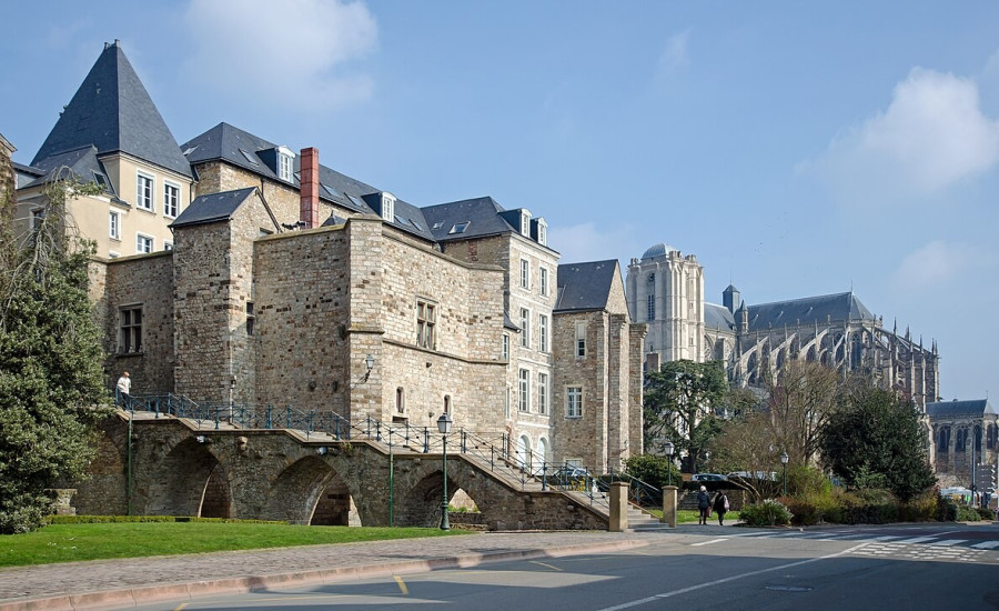 palais des comtes du Maine — Photo : Selbymay — CC BY-SA 3.0 — https://commons.wikimedia.org/wiki/File:Le_Mans_-_Cite_Plantagenet_01.jpg