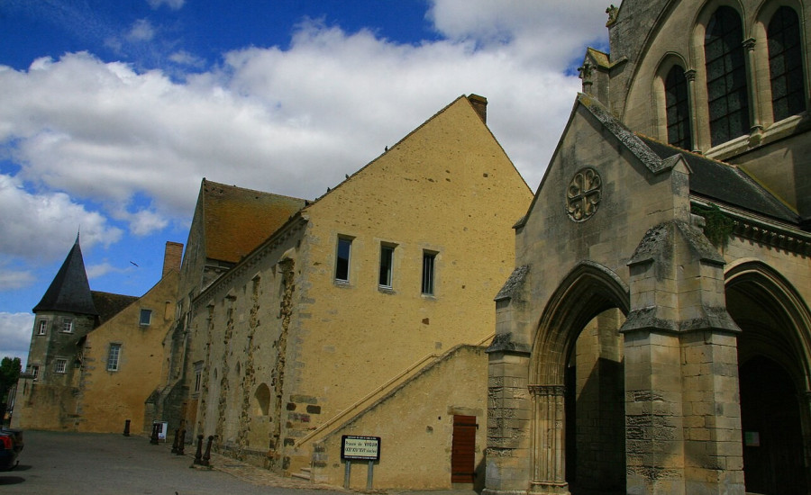 prieuré de Vivoin — Photo : Christophe Bazile — CC BY-SA 3.0 — https://commons.wikimedia.org/wiki/File:Prieur%C3%A9_de_Vivoin.jpg