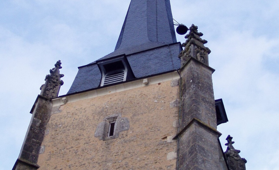 église Notre-Dame de Marçon — Photo : Accrochoc — CC BY-SA 3.0 — https://commons.wikimedia.org/wiki/File:Marcon_clocher.jpg
