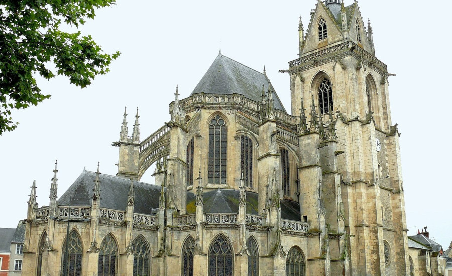 église Notre-Dame-des-Marais de La Ferté-Bernard — Photo : MOSSOT — CC BY 3.0 — https://commons.wikimedia.org/wiki/File:La_Fert%C3%A9-Bernard_-_Eglise_-069.jpg
