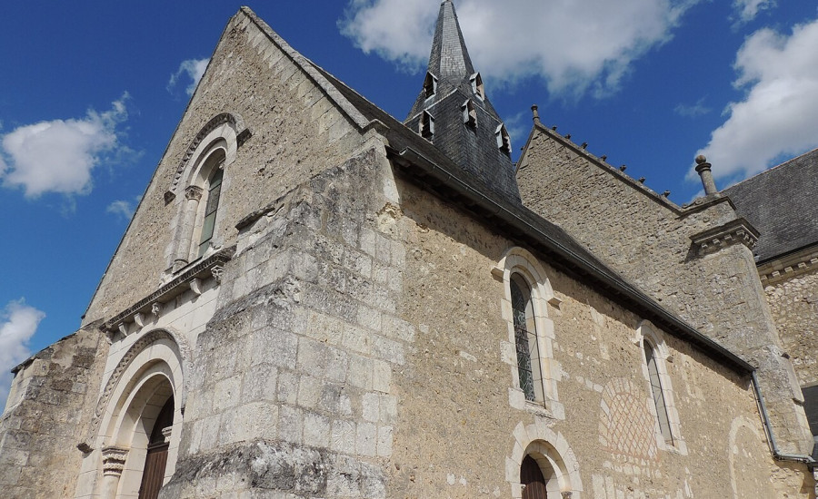église Saint-Martin de la Bruère-sur-Loir — Photo : HubertduMaine — CC BY-SA 3.0 — https://commons.wikimedia.org/wiki/File:Eglise_La_Bru%C3%A8re-sur-Loir.JPG
