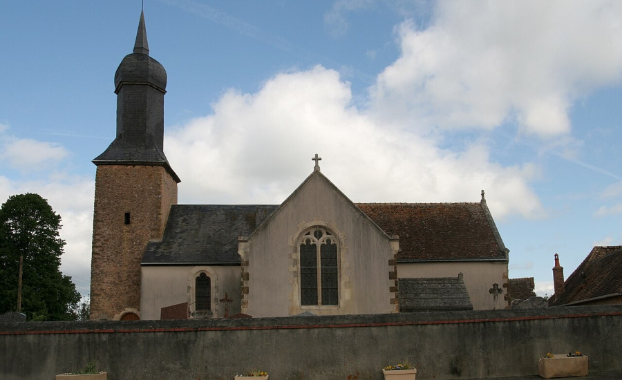 église Saint-Denis-et-Sainte-Madeleine de Sables — Photo : Pymouss — CC BY-SA 3.0 — https://commons.wikimedia.org/wiki/File:Briosne-l%C3%A8s-Sables_-_%C3%89glise_de_Sables_01.JPG