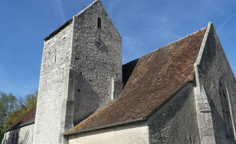 église Saint-Pierre-et-Saint-Longis de Saint-Longis — Photo : Brunodumaine — CC BY-SA 4.0 — https://commons.wikimedia.org/wiki/File:Eglise_Saint-Pierre_et_Saint-Longis_ancien_prieur%C3%A9_01.jpg